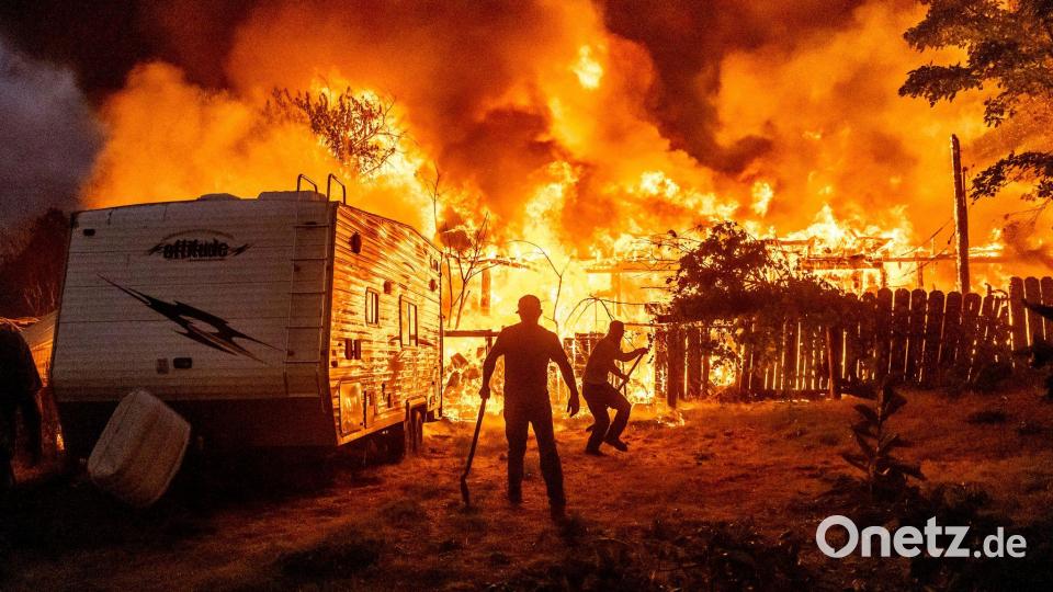 Ein Blitz soll den Brand ausgelöst haben. Bild: Noah Berger/AP/dpa