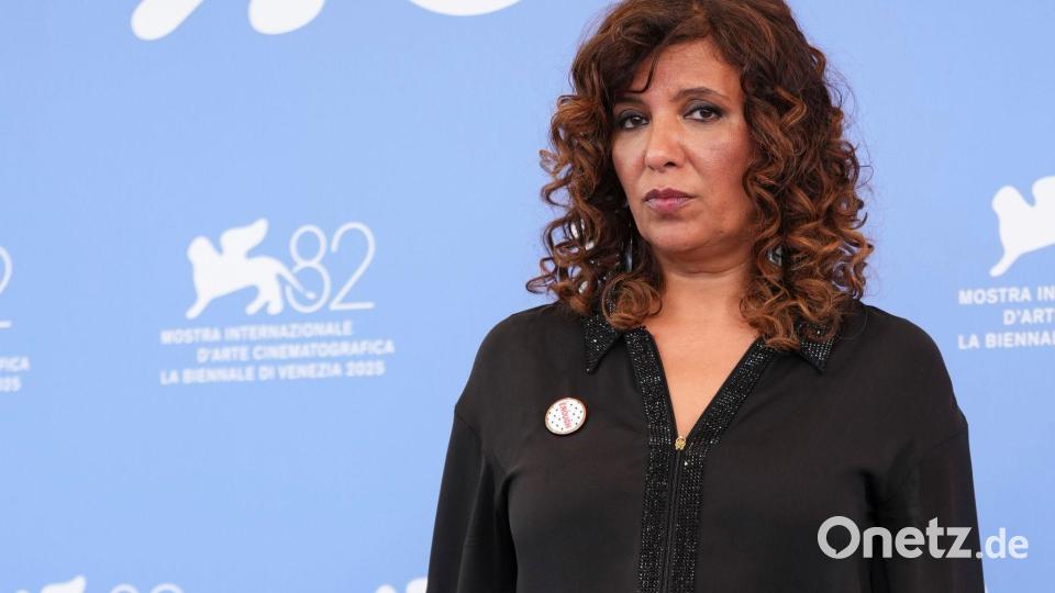 Regisseurin Kaouther Ben Hania („The Voice of Hind Rajab“) bei den Filmfestspielen von Venedig. Bild: Scott A Garfitt/Invision/AP/dpa