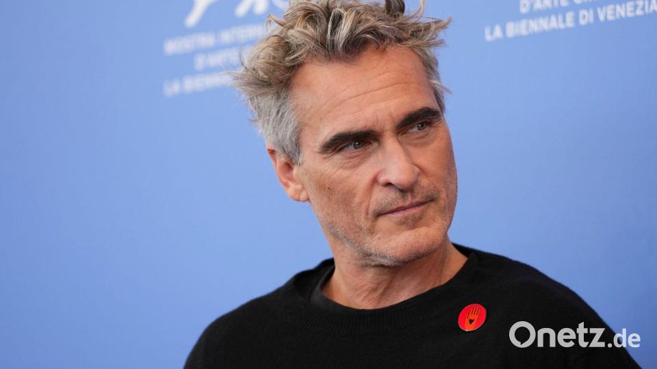 Joaquin Phoenix vor der Pressekonferenz des Films mit einem „Artists4Ceasefire“-Anstecker. Bild: Scott A Garfitt/Invision/AP/dpa