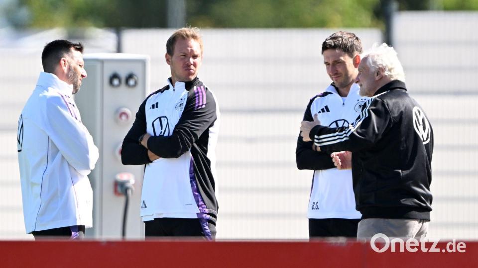 Sportdirektor Rudi Völler (r.) spricht mit Bundestrainer Julian Nagelsmann (2.v.l.) vor dem Training. Bild: Federico Gambarini/dpa