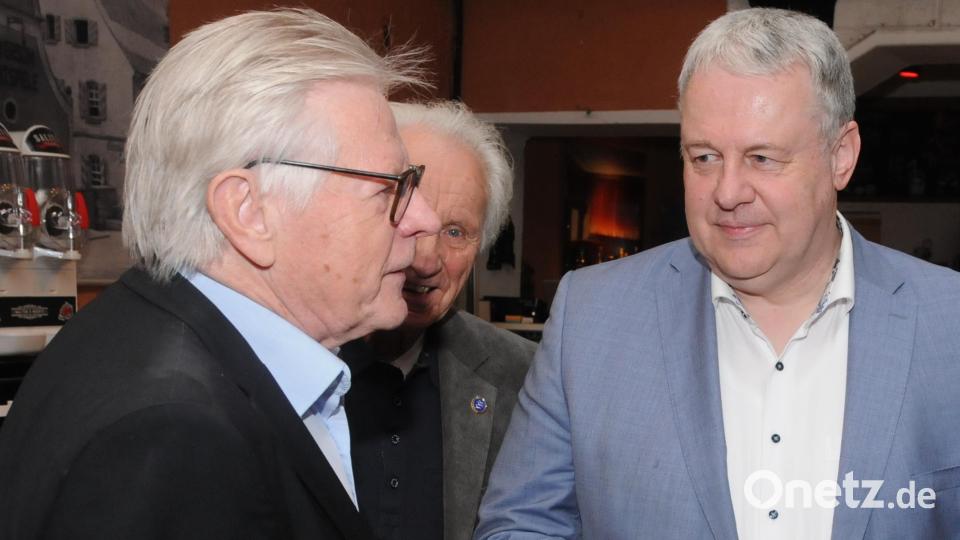 Zwölf Jahre lang war Karl Reyzl (links) Geschäftsführer des Rohrwerks, Landrat Richard Reisinger (rechts) arbeitete viel mit ihm zusammen. Archivbild: ge