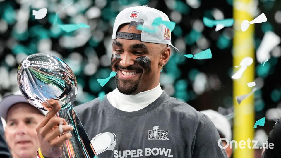 Die Eagles um Quarterback Jalen Hurts gehen als Titelverteidiger in die neue NFL-Saison - und als Favorit der Wettanbieter. Bild: Matt Slocum/AP/dpa