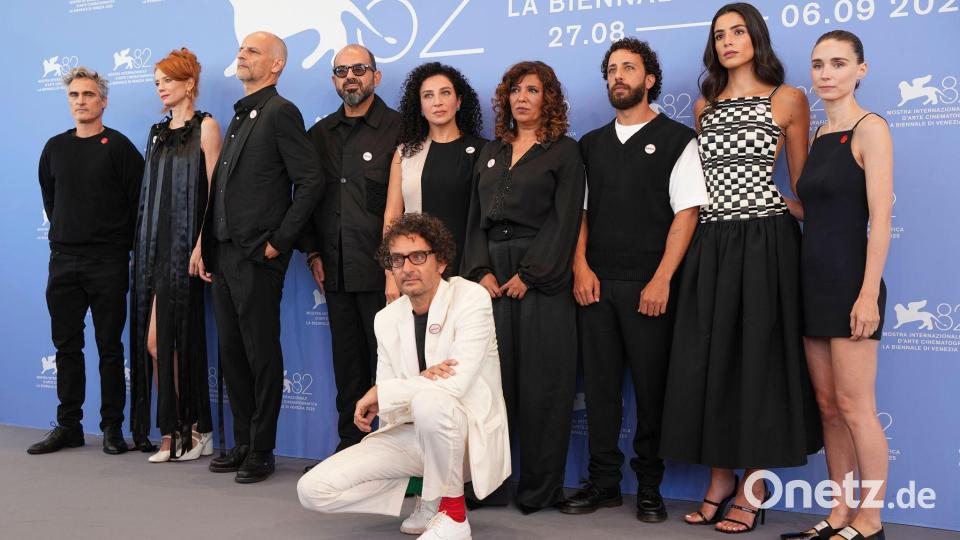 Die Produzenten Joaquin Phoenix und Rooney Mara mit Teilen des restlichen Filmteams. Bild: Scott A Garfitt/Invision/AP/dpa