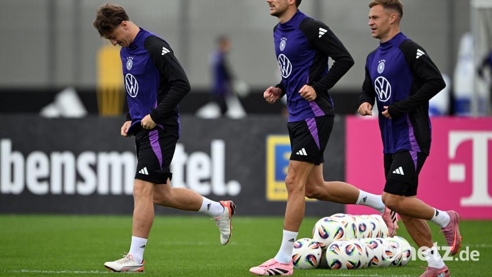 Mit Stiller, Goretzka, Kimmich sprach Nagelsmann vor dem Training am Dienstag. Bild: Federico Gambarini/dpa