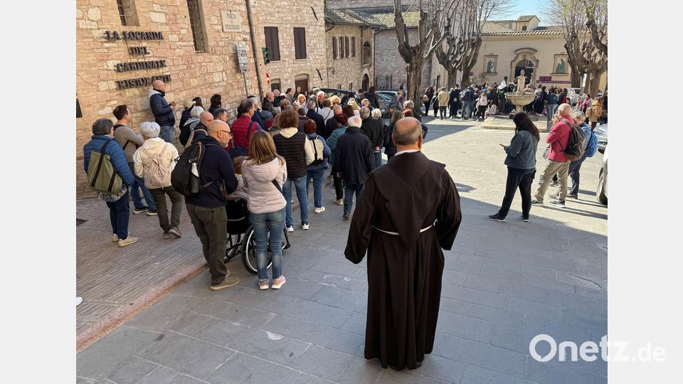 Vor der Kirche Santa Maria Maggiore gibt es immer wieder lange Schlangen. (Archivbild) Bild: Christoph Sator/dpa