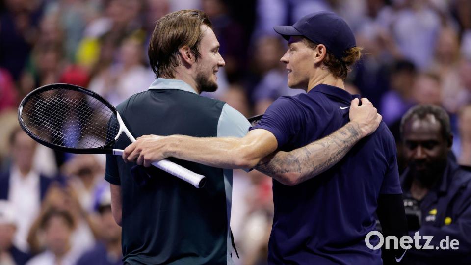 Jannik Sinner (r) erinnert Alexander Bublik (l) an einen „KI-generierten Spieler“. Bild: Adam Hunger/AP/dpa