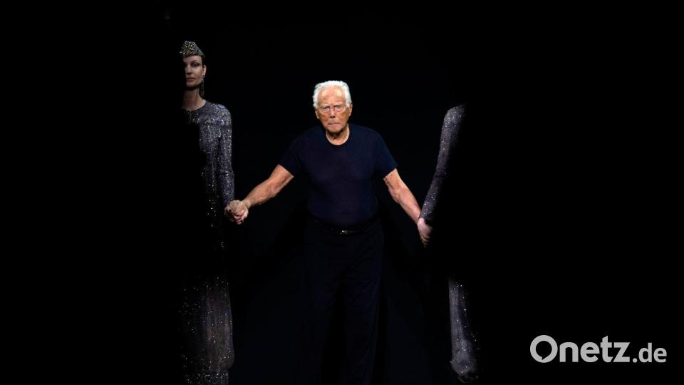 Giorgio Armani hatte bei der Präsentation der Herbst/Winter-Kollektion 2025/26 einen seiner letzten Auftritte. (Archivbild) Bild: Luca Bruno/AP/dpa