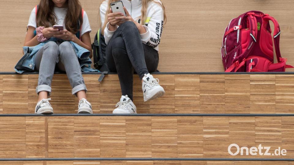 Daddeln in der Pause – Bewegung und Gespräche kommen da zu kurz, warnen Experten. (Symbolbild) Bild: Sebastian Kahnert/dpa-Zentralbild/dpa