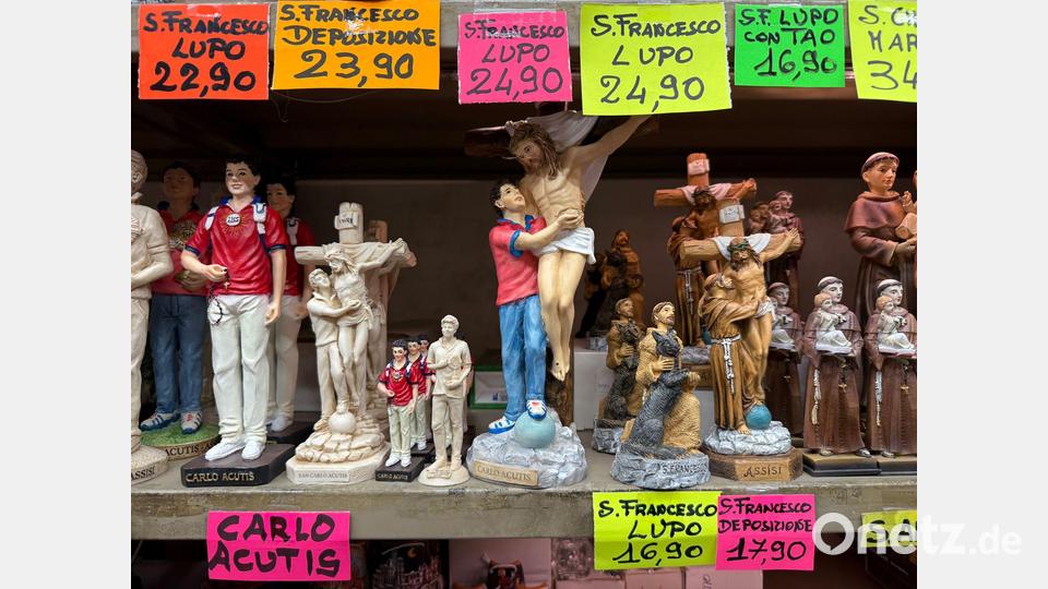 In Souvenirshops werden Tonfiguren von Franz von Assisi und Carlo Acutis verkauft. (Archivbild) Bild: Christoph Sator/dpa