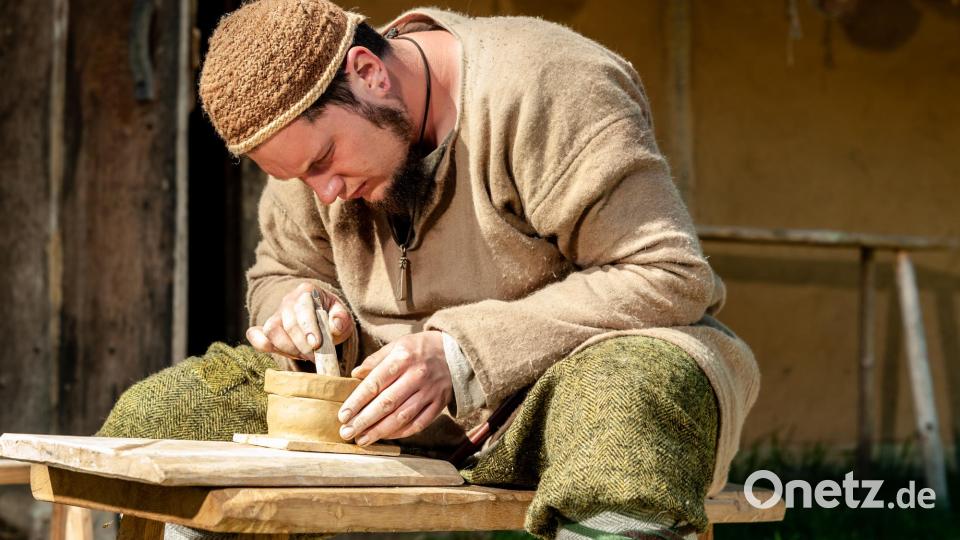 Du kannst zum Beispiel Handwerkern über die Schulter schauen. Bild: Klaus Schicker, Geschichtspark