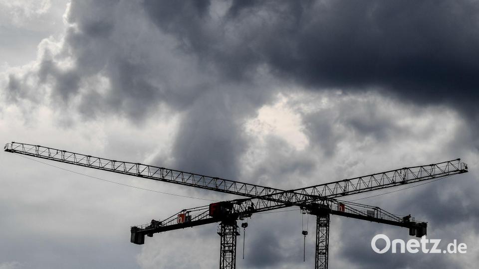 Die deutsche Wirtschaft wird nach Ifo-Einschätzung in diesem und nächsten Jahr schwächer wachsen als erwartet. (Symbolbild) Bild: Britta Pedersen/dpa-Zentralbild/dpa