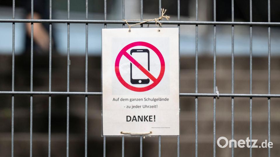 Die Regeln sind unterschiedlich: Manche Schulen haben Handys komplett verbannt, andere sind weniger streng. Ob es flächendeckende Regeln gibt, entscheiden die Bundesländer selbst. (Symbolbild) Bild: Marijan Murat/dpa