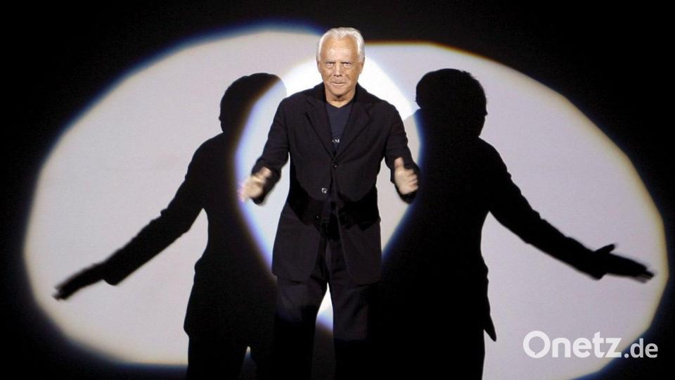 Bekannt wurde Armani - hier auf dem Laufsteg der Männermodenschauen 2007/2008 - durch Herrenmode in minimalistischen Schnitten mit gedeckten Farben. (Archivbild) Bild: Daniel Dal Zennaro/epa/Ansa/dpa