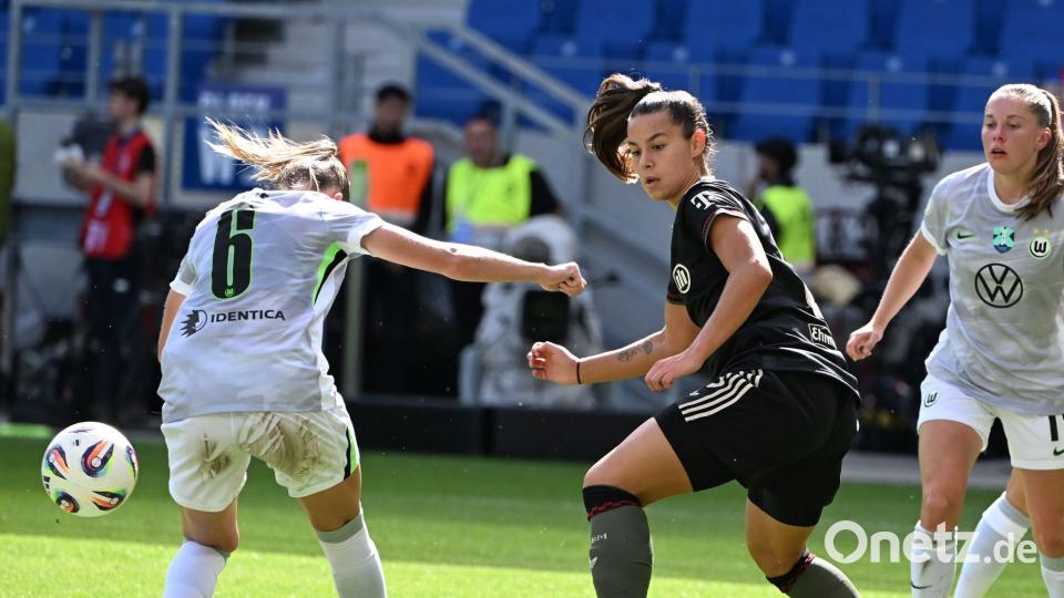 Endlich wieder Bundesliga: Lena Oberdorf (M) steht vor ihrem ersten Ligaspiel für den FC Bayern. Bild: Uli Deck/dpa