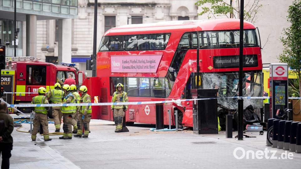Mehrere Menschen wurden verletzt, als der Bus nahe dem Bahnhof Victoria Station von der Straße abkam. Bild: James Manning/PA Wire/dpa