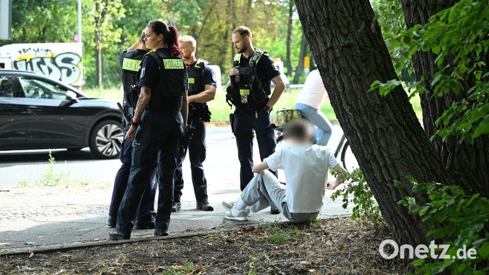 Polizisten stehen an der Unfallstelle. Bild: Annette Riedl/dpa