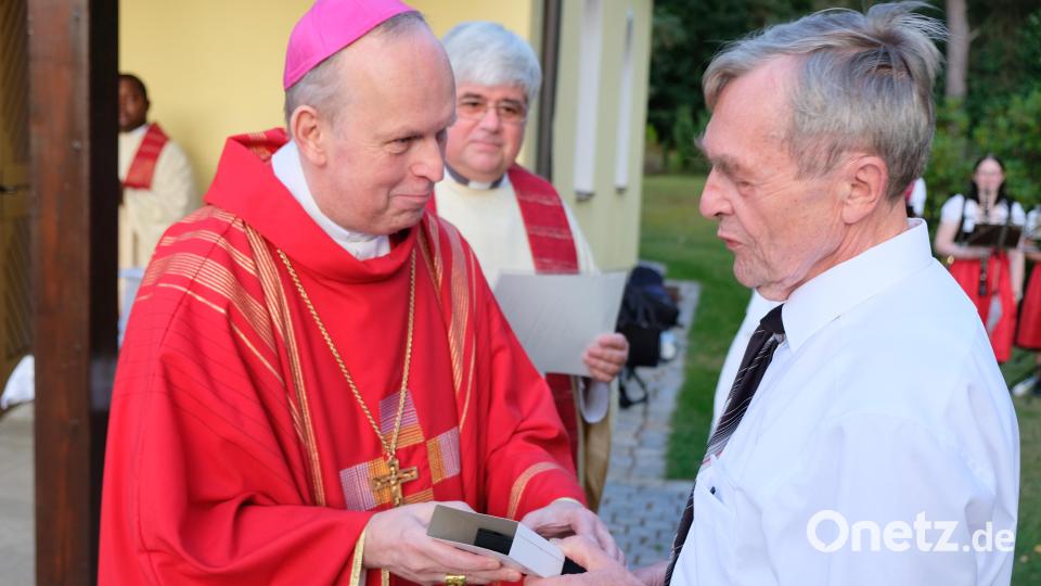 Zum 25-jährigen Weihejubiläum erhielt Gründungsvorsitzender Bruno Uhl aus den Händen von Weihbischof Reinhard Pappenberger die Michael Sailer-Medaille der Diözese, der zweithöchsten Auszeichnung für Ehrenamtliche des Bistums Regensburg. Archivbild: do