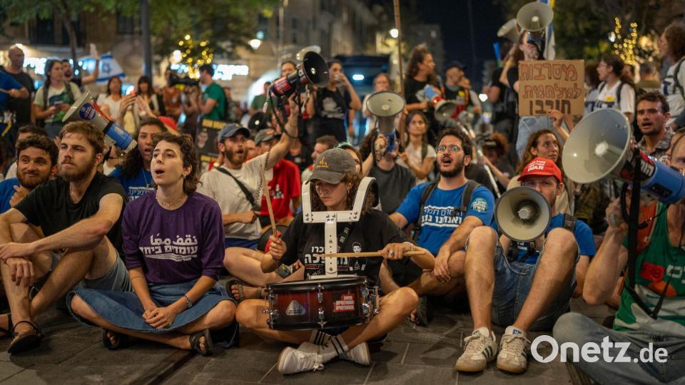 Erneut fordern Demonstranten in Israel von ihrer Regierung ein Abkommen zur Beendigung des Krieges. Bild: Ilia Yefimovich/dpa
