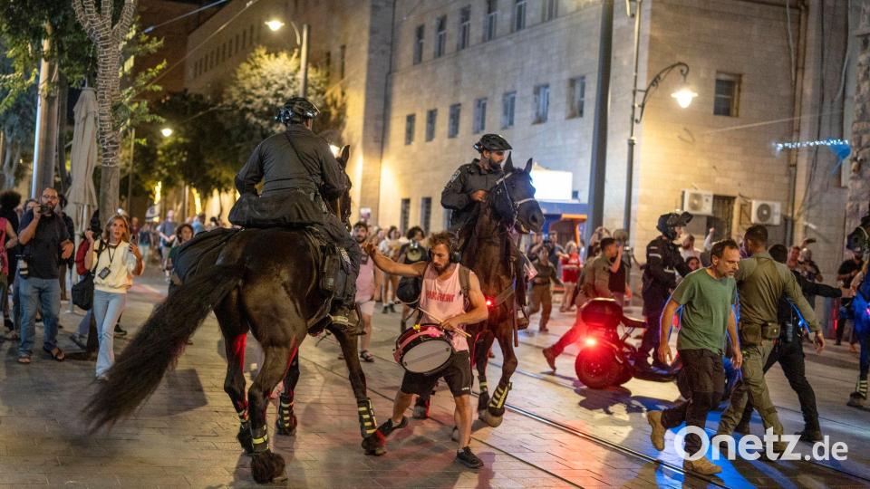 Bei einer erneuten Großkundgebung in Israel schreitet die Polizei ein. Bild: Ilia Yefimovich/dpa