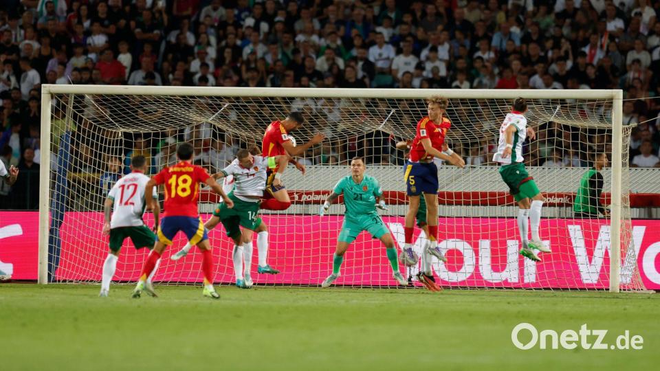 Spanien gewinnt souverän das Auftaktspiel in Bulgarien. Bild: Tony Uzunov/AP/dpa