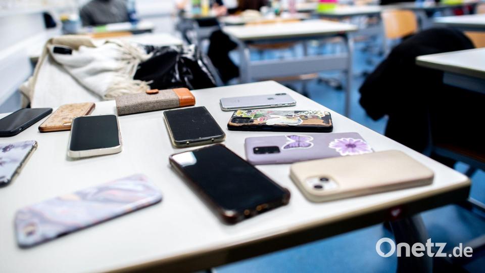 Schriftliche Abi-Prüfung - die Handys werden vorher eingesammelt. (Symbolbild) Bild: Hauke-Christian Dittrich/dpa
