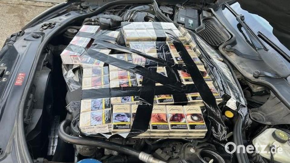 Im Motorraum eines Autos entdecken Zöllner während einer Kontrolle auf der A3 Schmuggelzigaretten. Bild: Hauptzollamt Regensburg