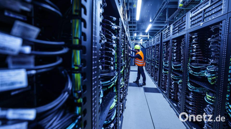 Der Supercomputer „Jupiter“ im Forschungszentrum Jülich ist von Bundeskanzler Friedrich Merz und NRW-Ministerpräsident Hendrik Wüst offiziell in Betrieb genommen worden (Archivbild). Bild: Oliver Berg/dpa