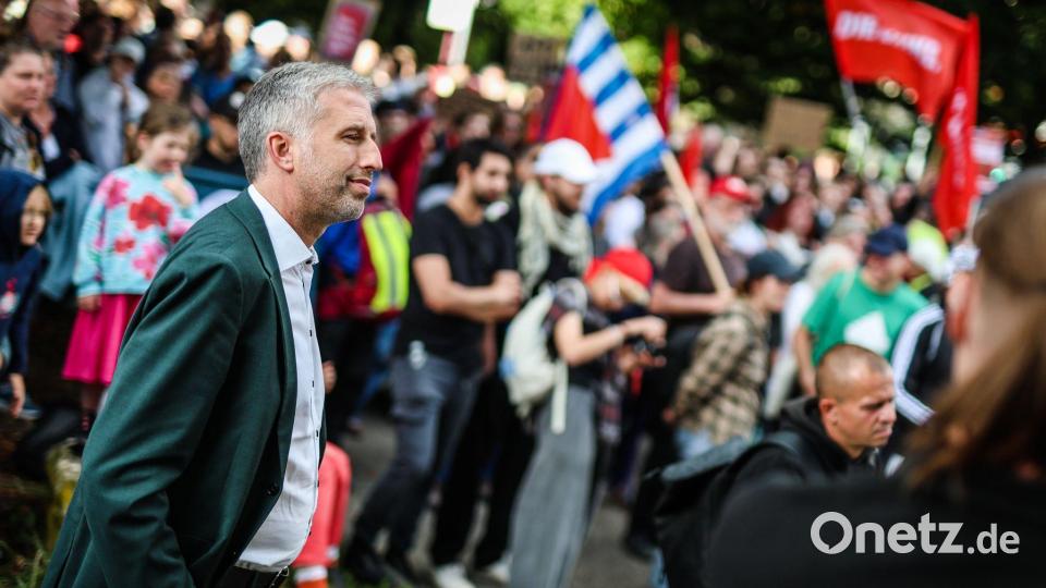 Tübingens Oberbürgermeister Boris Palmer (Parteilos, l) kommt zu seiner Diskussionsrunde mit dem AfD-Landesvorsitzendem Frohnmaier zum Austragungsort, der Hermann-Hepper-Halle, vor der eine Demonstration der Linken gegen die AfD stattfindet. Bild: Christoph Schmidt/dpa
