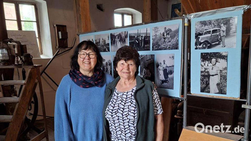 Liane Preininger und Helene Eibisch (von links) bei den Aufbauarbeiten der Fotoausstellung in der Kaibitzer Mühle. Bild: Roland Ehler