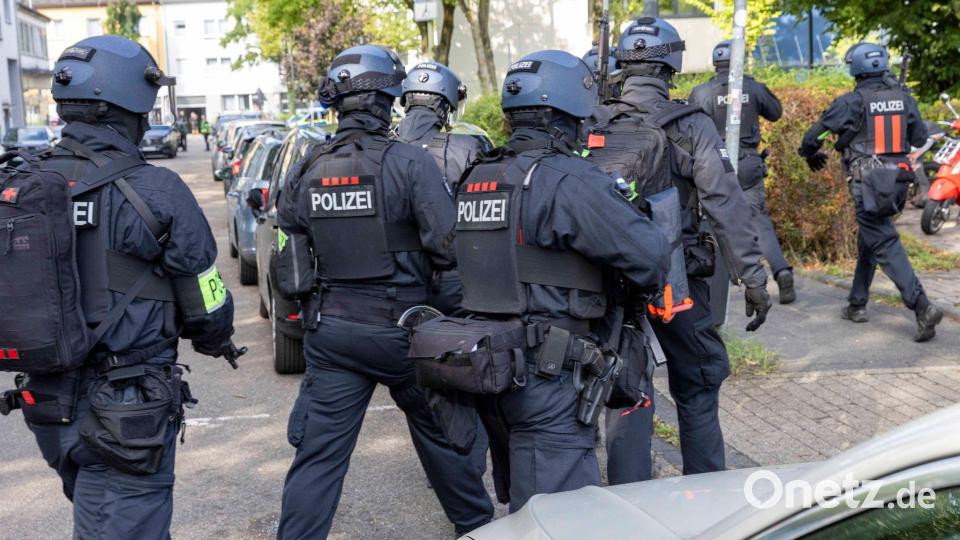 Der Großeinsatz zieht sich über Stunden bis zur Festnahme des Tatverdächtigen. Bild: Justin Brosch/dpa