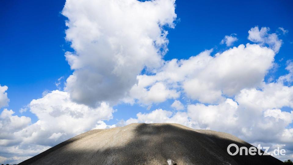 Sonne und Wolken sorgen für Licht und Schatten auf einem Kaliberg in der Region Hannover. Bild: Julian Stratenschulte/dpa