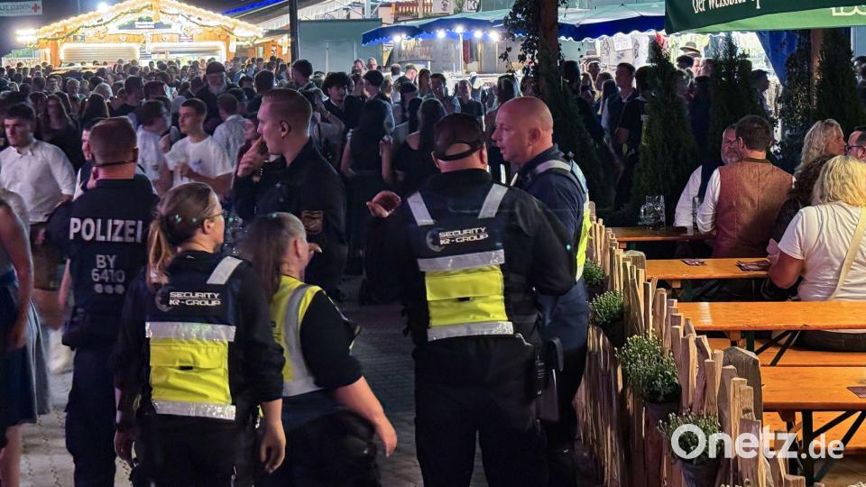 Die Polizei räumte das Gillamoos-Volksfest. Bild: Sebastian Pieknik/NEWS5/dpa