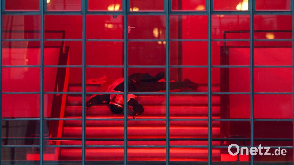 Die Künstlerin Joana Tischkau performt beim Festakt zum 100. Bauhaus-Jubiläum in Dessau Bild: Jan Woitas/dpa