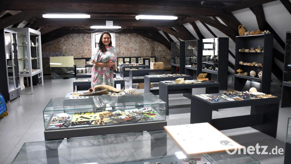 Marketa Monsportova steht im Dachgeschoss des Knopfmuseums Bärnau. Die Museumsleiterin möchte die Vitrinen und Exponate neu strukturieren. Bild: ubb