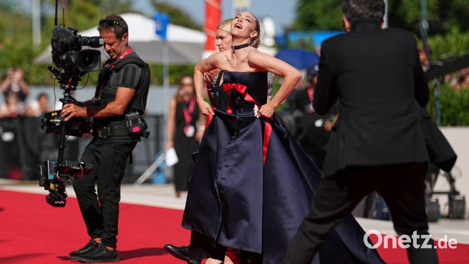 Amanda Seyfried, Hauptdarstellerin von „The Testament of Ann Lee“, auf dem roten Teppich vor der Premiere am 1. September. (Archivbild) Bild: Scott A Garfitt/Invision/AP/dpa