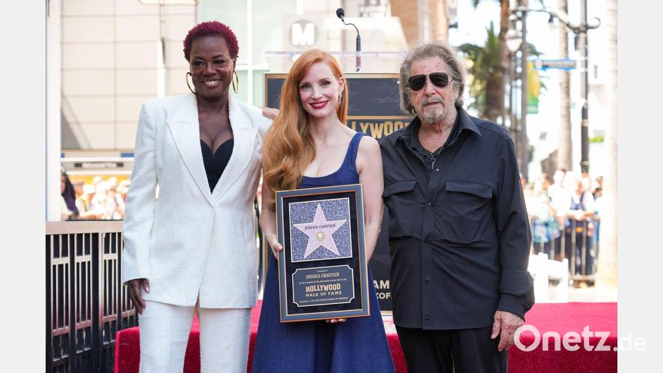 Viola Davis und Al Pacino zollen Jessica Chastain Tribut. Bild: Jordan Strauss/Invision/AP/dpa