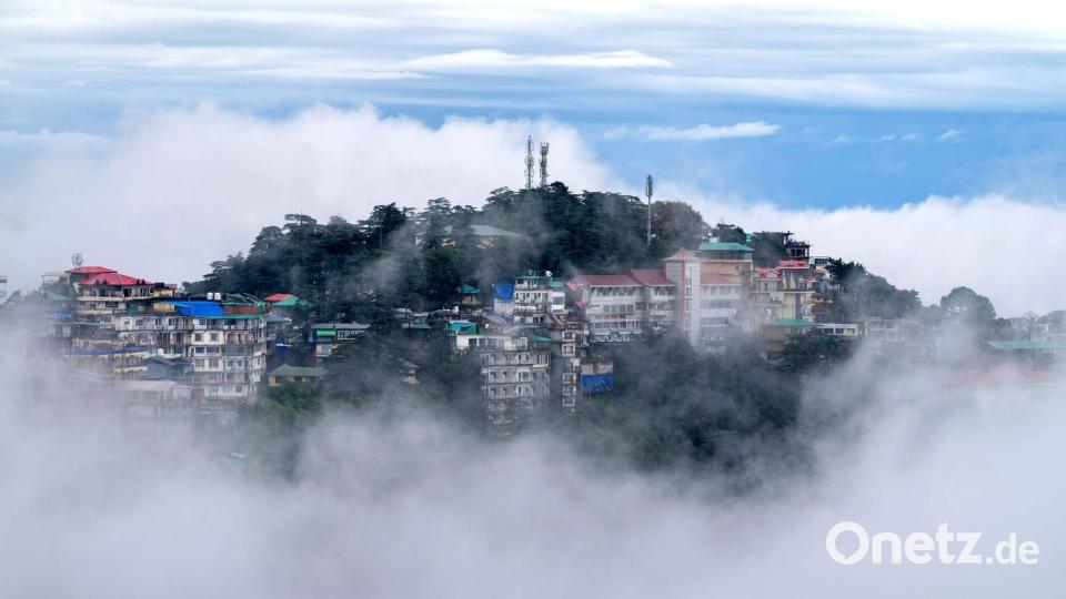 Wolken umgeben die Himalaya-Gemeinde McLeodganj in Dharamshala. Bild: Ashwini Bhatia/AP/dpa