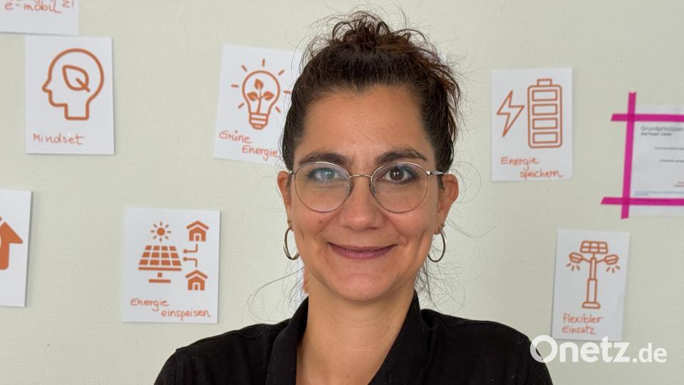 Maria Pusoma leitet die "Lego-Serious-Play"-Workshops im Pop-up-Store der OTH. Bild: Petra Hartl