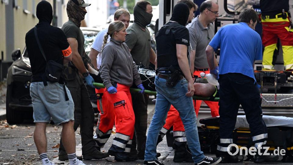 Der verletzte Tatverdächtige, der eine Lehrerin mit einem Messer angegriffen haben soll, wird zu einem Rettungswagen gebracht. Bild: Federico Gambarini/dpa