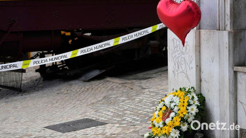 Eltern aus Deutschland haben ihren Sohn, den die Polizei schon unter den Todesopfern vermutete, schwer verletzt aber lebend in einem Krankenhaus von Lissabon gefunden. Bild: Armando Franca/AP/dpa