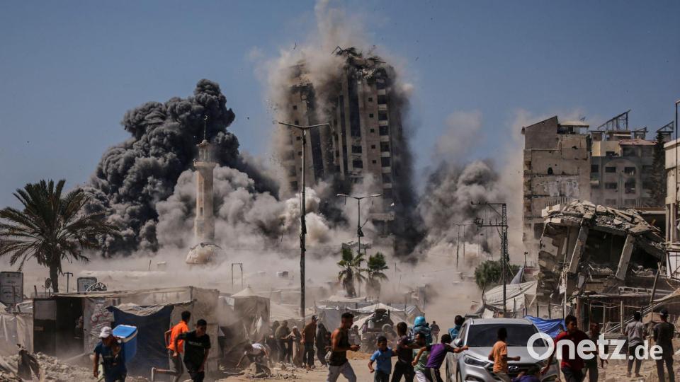 Palästinenser suchen während eines israelischen Luftangriffs auf ein Hochhaus im Gaza Schutz, nachdem die israelische Armee zuvor eine Warnung herausgegeben hatte. Bild: Yousef Al Zanoun/AP/dpa