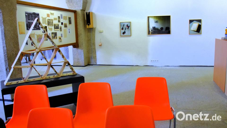 Mit puristischer Einrichtung und wenigen Highlights wie roten Stühlen möchte Museumsleiterin Marketa Monsportova die Blicke der Betrachter im neuen Präsentationssaal, der Galerie Punktum, auf das Wesentliche lenken. Bild: ubb