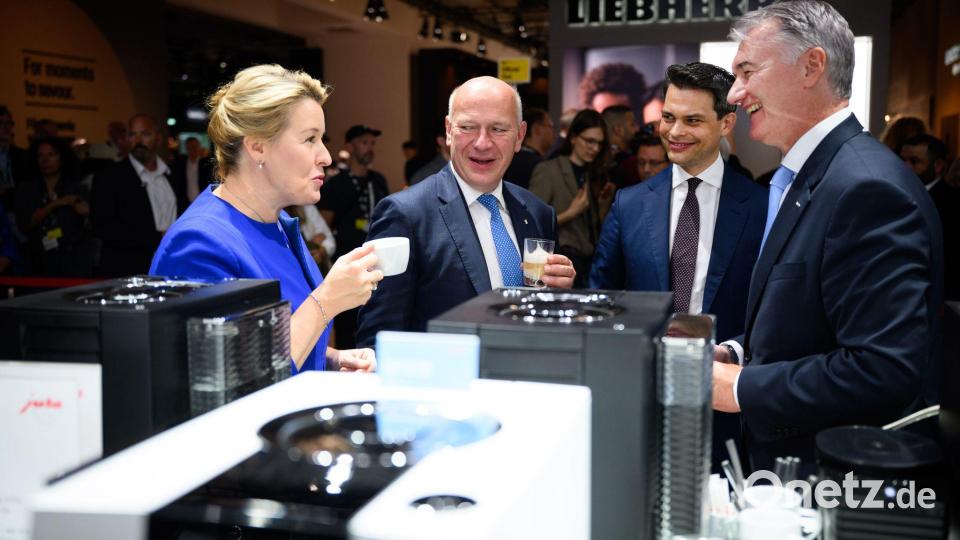 Wirtschaftssenatorin Franziska Giffey lässt sich gemeinsam mit dem Regierenden Bürgermeister Kai Wegner einen Espresso am Stand von Jura Elektrogeräte schmecken. Bild: Bernd von Jutrczenka/dpa