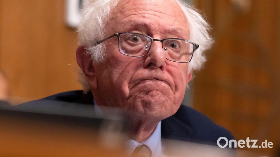 US-Senator Bernie Sanders hört zu, als US-Gesundheitsminister Kennedy Jr. vor dem Finanzausschuss des Senats auf dem Capitol Hill erscheint. Bild: Mark Schiefelbein/AP/dpa