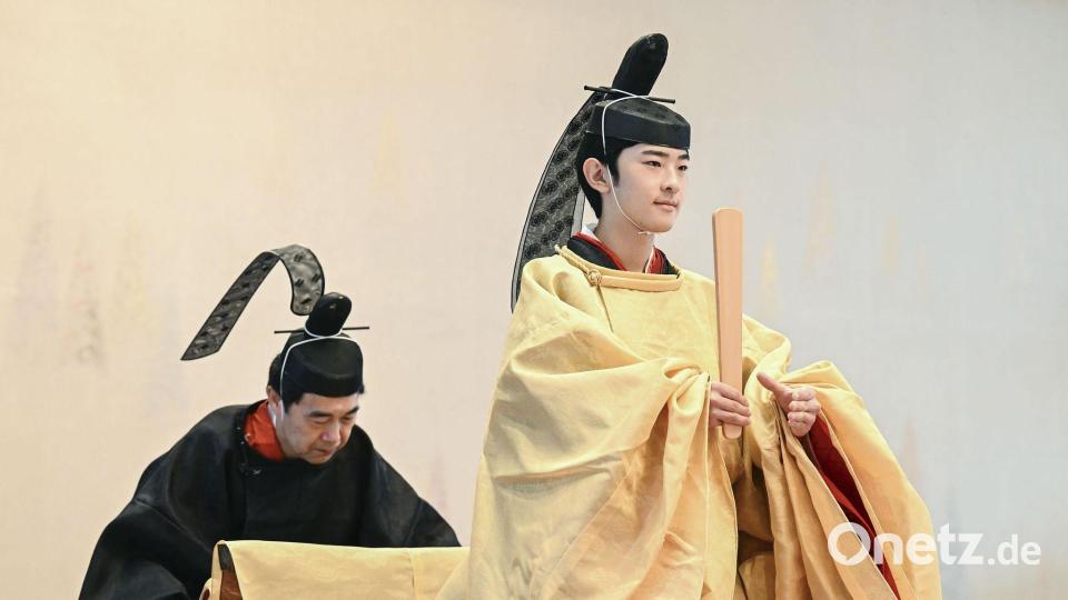 Der japanische Prinz Hisahito, in zeremonieller Kleidung, wird im Kaiserpalast in Tokio während seiner Volljährigkeit abgebildet. Bild: ---/Kyodo/dpa