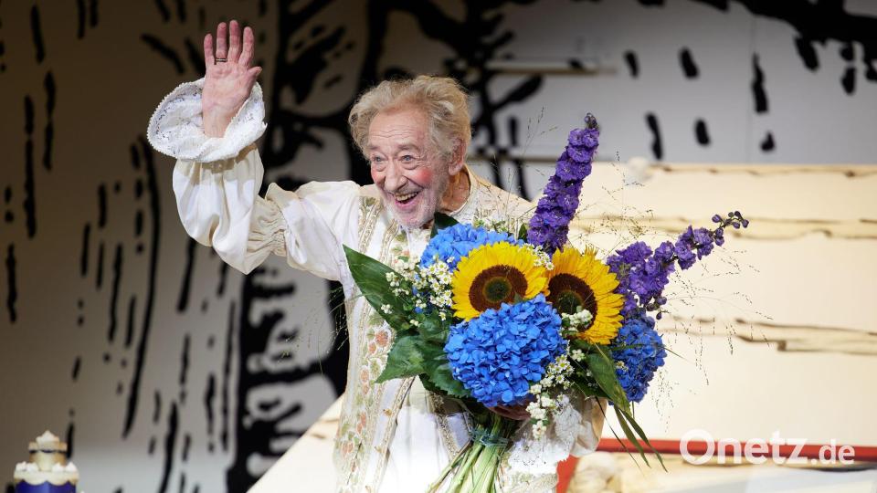 90. Geburtstag im Gewand auf der Bühne: Dieter Hallervorden hält nach der Premiere des Stückes „Der eingebildet Kranke“ im Schlosspark-Theater Blumen in der Hand. Bild: Joerg Carstensen/dpa