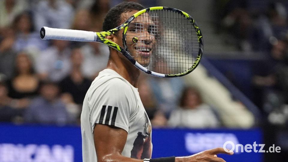 Der kanadische Tennisprofi Felix Auger-Aliassime wirft seinen Schläger in die Luft. Bild: Frank Franklin II/AP/dpa
