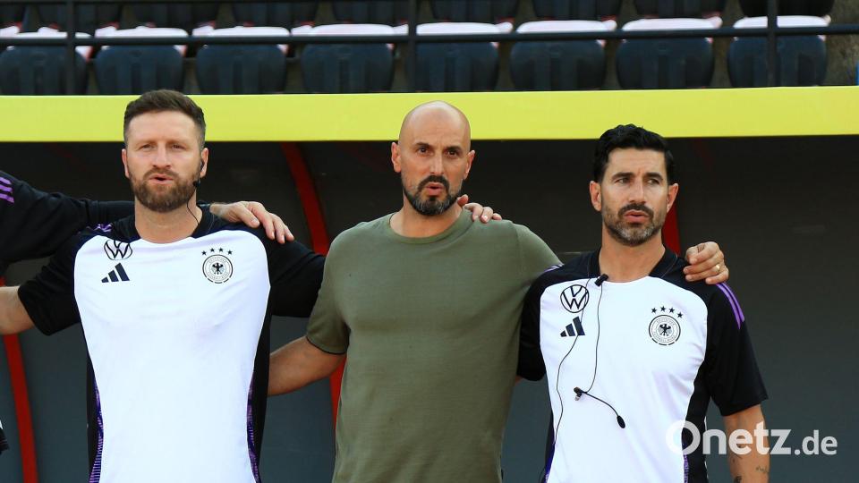 U21-Nationaltrainer Antonio Di Salvo (m) durfte sich über einen Sieg freuen. Bild: Nderim Kaceli/dpa