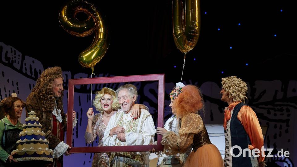 Auch an seinem 90. Geburtstag stand Hallervorden auf der Bühne seines Berliner Schlosspark Theaters. Bild: Joerg Carstensen/dpa