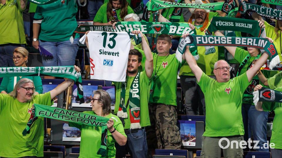 Die Füchse-Fans bedanken sich bei Stefan Kretzschmar und Jaron Siewert. Bild: Andreas Gora/dpa